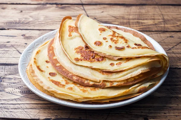 Tunna Pannkakor Tallrik Trä Bakgrund Närbild — Stockfoto