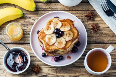Kek muz ve berry şurubu, seçici odak, koyu arka plan gözleme
