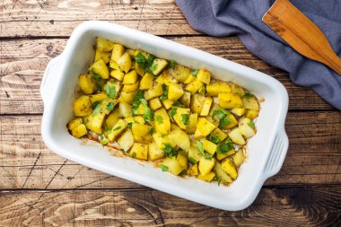 Baharat ve otlar bir seramik fırın tepsisinde ile fırında patates. Vejetaryen mutfağı