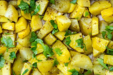 Baharat ve otlar ile fırında patates. Vejetaryen mutfağı. Yakın çekim