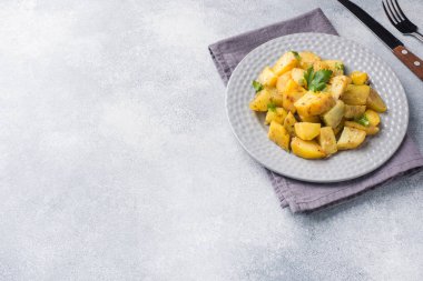 Baharat ve otlar bir plaka üzerinde fırında patates. Kopya alanı