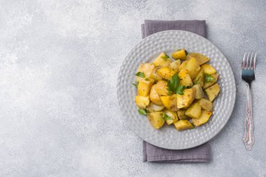 Baharat ve otlar bir plaka üzerinde fırında patates. Kopya alanı