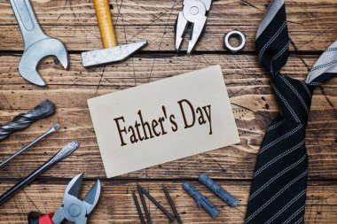 Baba'nın gün kavramı kravat ve araçları tamir ve İnşaat için. Ahşap arka plan. Kopya alanı.