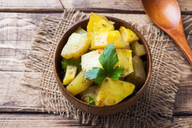 Baharat ve otlar ahşap plaka fırında patates