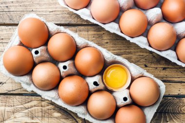 Fabrika ambalaj rustik ahşap arka plan üzerinde kahverengi çiğ yumurta