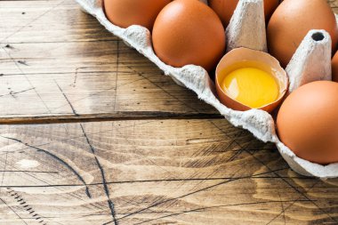 Fabrika ambalaj rustik ahşap arka plan kopya alanı üzerinde kahverengi çiğ yumurta