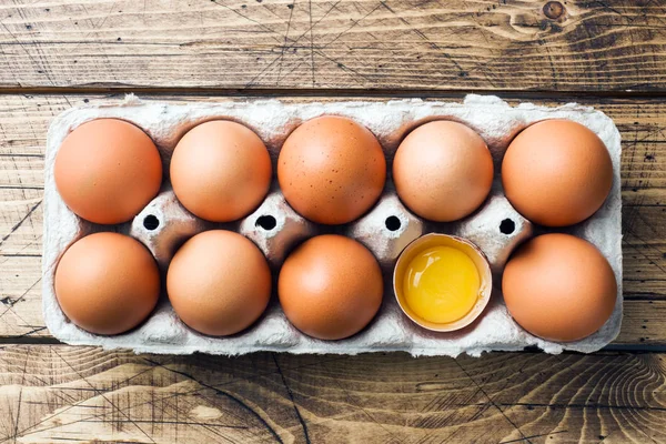 Huevos Crudos Marrones Embalaje Fábrica Sobre Fondo Madera Rústico — Foto de Stock