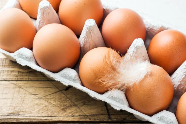 Brune Egg Fabrikkemballasje Med Landbasert Trebakgrunn – stockfoto
