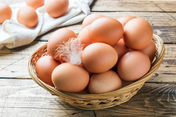 Huevos Pollo Frescos Cesta Fondo Estilo Rústico Madera — Foto de Stock