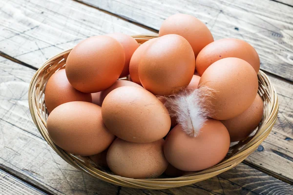Huevos Pollo Frescos Cesta Fondo Estilo Rústico Madera — Foto de Stock
