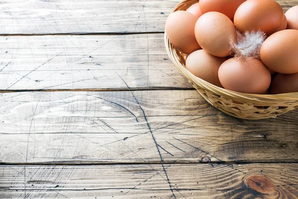 Huevos Pollo Frescos Cesta Fondo Estilo Rústico Madera Copiar Espacio — Foto de Stock