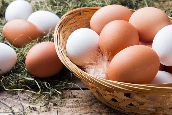 Huevos Pollo Frescos Una Canasta Paja Granja Estilo Rústico — Foto de Stock