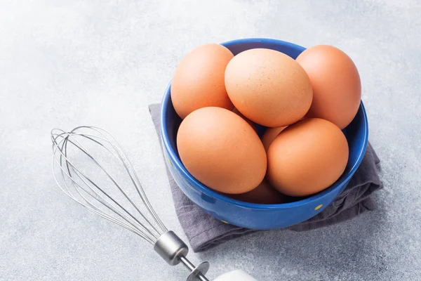 Huevos Pollo Crudo Marrón Tazón Azul Sobre Fondo Gris — Foto de Stock