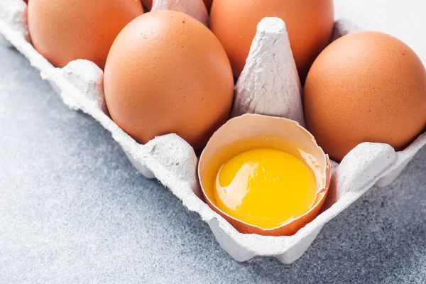 Huevos Pollo Crudo Marrón Envases Fábrica Sobre Fondo Gris — Foto de Stock