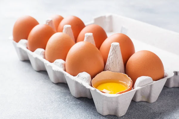 Huevos Pollo Crudo Marrón Envases Fábrica Sobre Fondo Gris — Foto de Stock