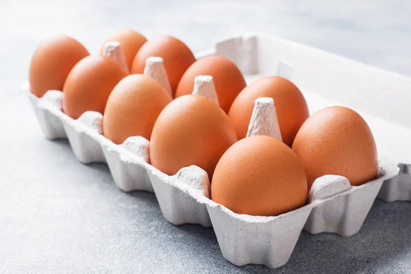 Huevos Pollo Crudo Marrón Envases Fábrica Sobre Fondo Gris — Foto de Stock