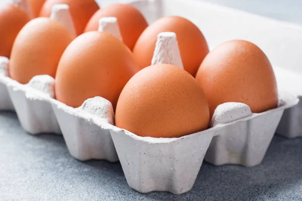 Huevos Pollo Crudo Marrón Envases Fábrica Sobre Fondo Gris — Foto de Stock