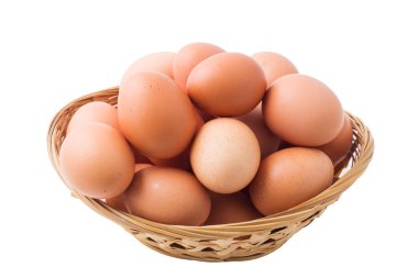 Tavuk yumurtası sepeti izole beyaz zemin üzerine