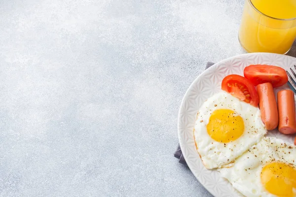 Жареные Яйца Колбаса Помидоры Тарелке Концепт Завтрак — стоковое фото