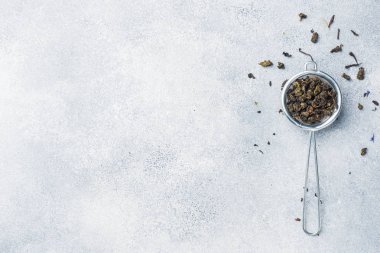 Çay gri bir arka plan üzerinde bir süzgeç içinde bira için bırakır. Kopya alanı