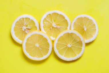 Sarı parlak zemin üzerine taze dilimlenmiş limon Yüzükler.