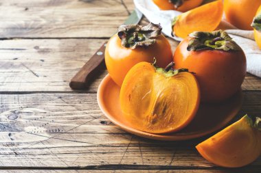 Tahta bir masada taze olgun hurma..