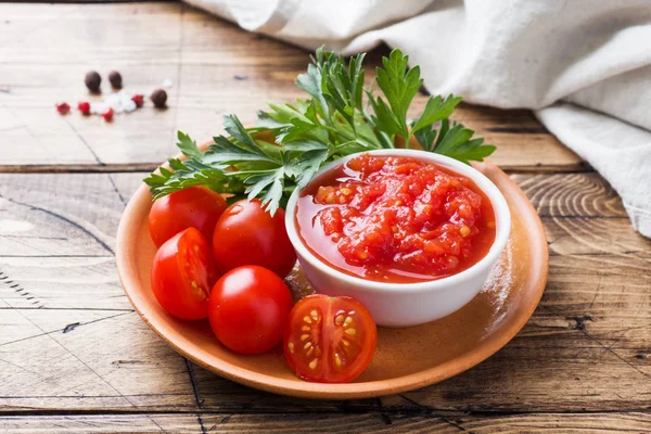 Tomato Sauce Pasta Bowl Fresh Tomatoes Parsley Wooden Table — Stock Photo, Image