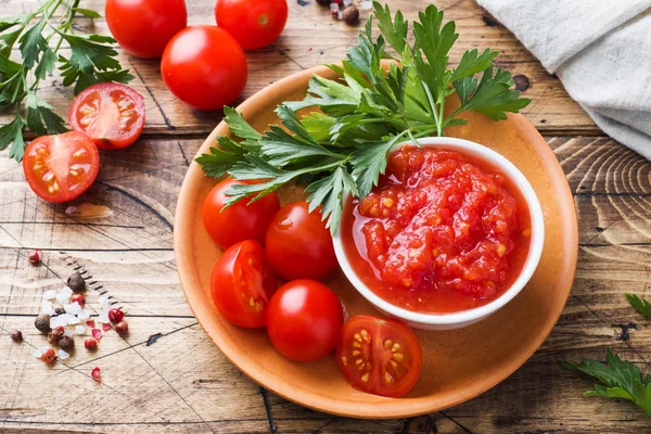 Pasta Salsa Pomodoro Una Ciotola Pomodori Freschi Con Prezzemolo Tavolo — Foto Stock