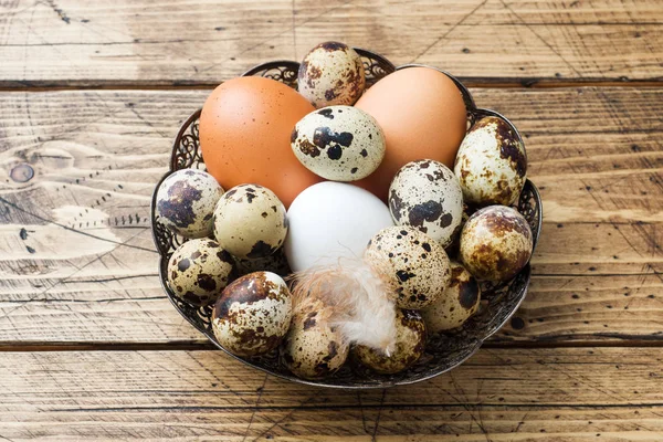 Uova Pollo Quaglia Piatto Uno Sfondo Legno — Foto Stock