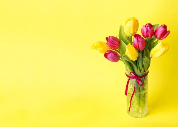 Ramo Tulipanes Amarillos Rosados Sobre Fondo Amarillo Copiar Espacio —  Fotos de Stock