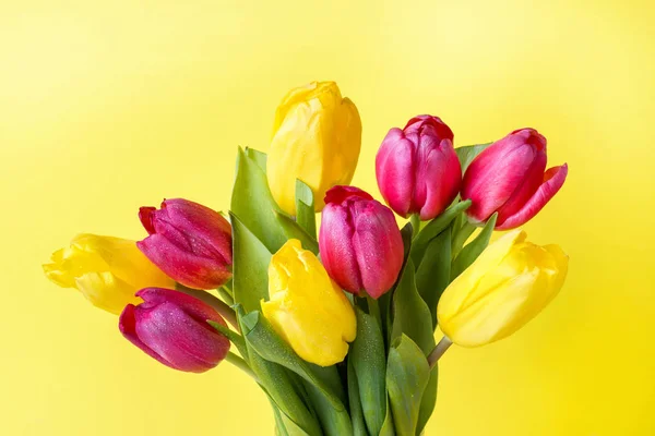 Букет Желтых Розовых Тюльпанов Желтом Фоне — стоковое фото