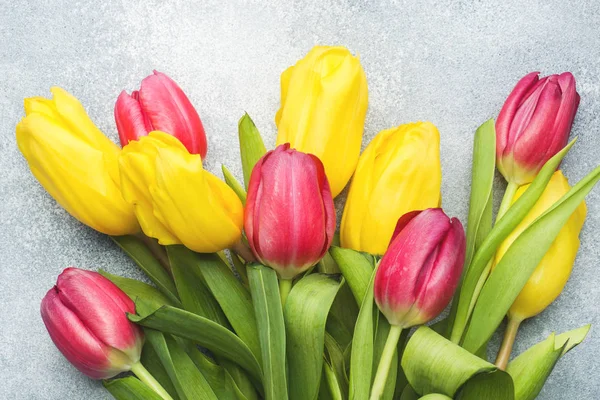 Ramo Tulipanes Amarillos Rosados Sobre Fondo Azul Claro —  Fotos de Stock