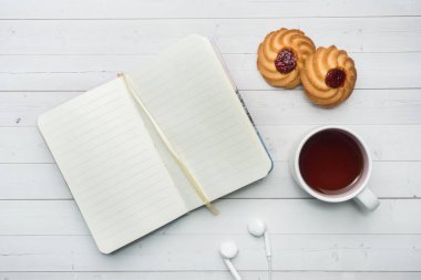 Üstten Görünüm tanımlama bilgilerini, dizüstü bilgisayar ve bir fincan kahve. kopya alanı. Düz yatıyordu, en iyi görünümü.