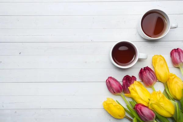 Vista Aérea Ramo Tulipanes Una Taza Café Espacio Copia Piso — Foto de Stock