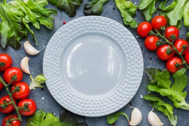 Kiraz domates ile baharat kopya alanı karanlık taş masa üst görünümüyle bir dal taze otlar ve sarımsak karanfil