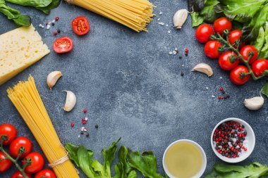 Ham İtalyan makarna spagetti ve malzemeyi kiraz domates peynir yeşillik yemek. İtalyan yemeği koyu taş arka plan. Kopya alanı ile Üstten Görünüm.