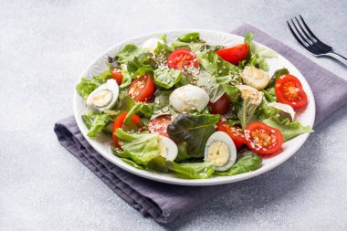 Taze domates ve bıldırcın yumurtası ve marul salatası