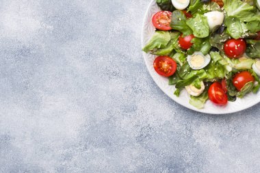Taze salata domates ve bıldırcın yumurtası ve marul kopya alanı
