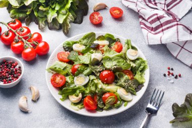 Taze domates ve bıldırcın yumurtası ve marul salatası