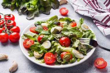 Taze domates ve bıldırcın yumurtası ve marul salatası