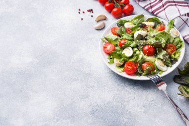 Taze salata domates ve bıldırcın yumurtası ve marul kopya alanı