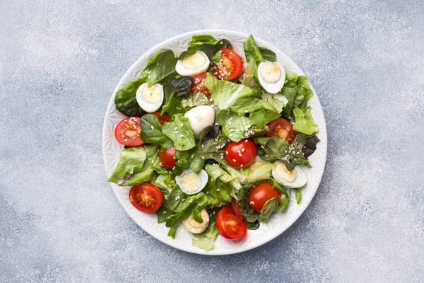 Fräsch Sallad Med Tomater Och Vaktelägg Och Sallad — Stockfoto