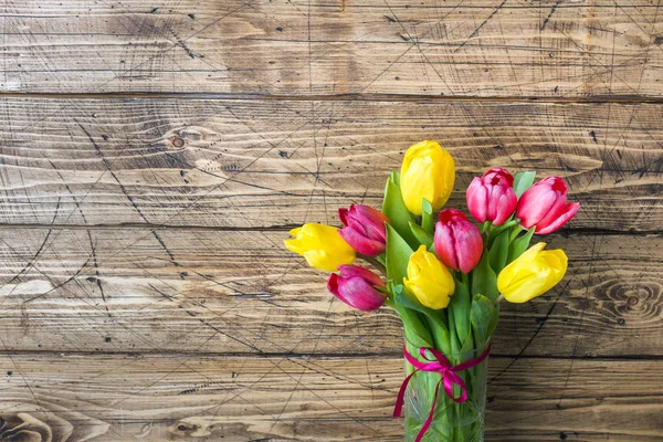 Ramo Tulipanes Amarillos Rosados Sobre Fondo Madera —  Fotos de Stock