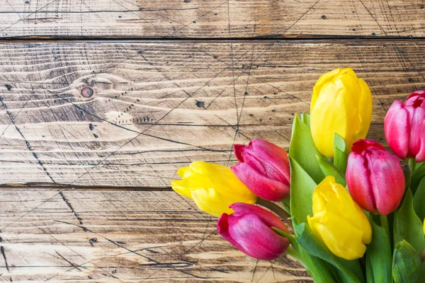Ramo Tulipanes Amarillos Rosados Sobre Fondo Madera —  Fotos de Stock