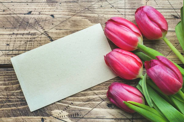 Rechts Rosa Lila Tulpen Auf Holzhintergrund Mit Kopierraum — Stockfoto