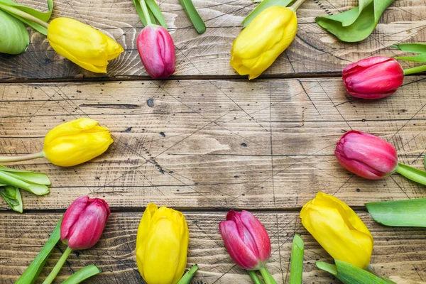 Ramo Tulipanes Amarillos Rosados Sobre Fondo Madera —  Fotos de Stock