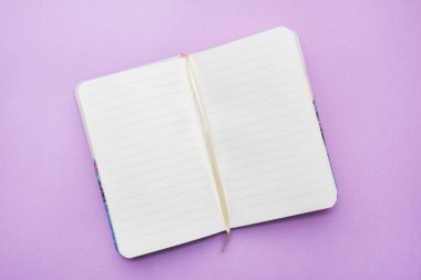 Kopya alanı için boş kağıt ile açılan defter Üstten Görünüm