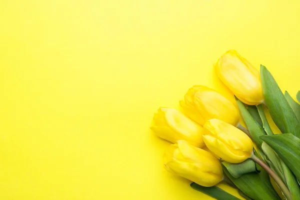 Ramo Tulipanes Amarillos Sobre Espacio Copia Fondo Amarillo — Foto de Stock