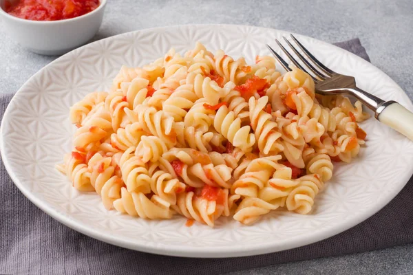 Pasta Spirale Mescolata Con Pomodorini Salsa Pomodoro Piatto — Foto Stock
