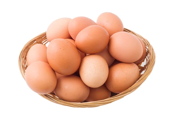Ovos de galinha em cesta no fundo branco isolado . — Fotografia de Stock